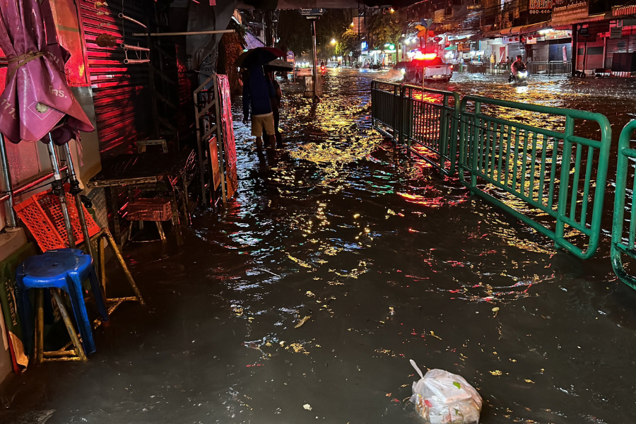 bangkok street flooded