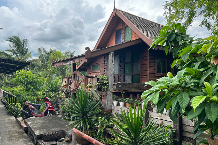 traditional thai house 900 x 600