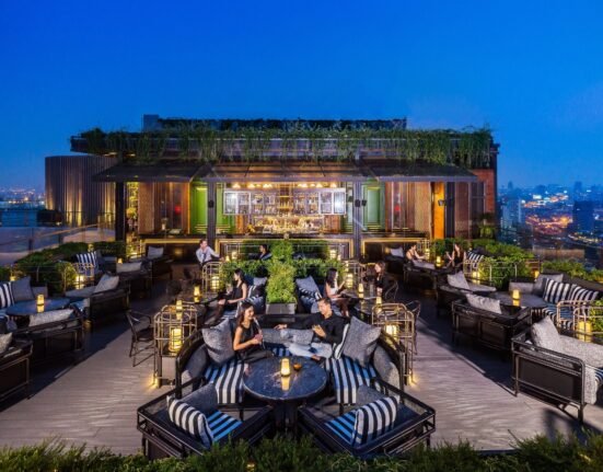 abar rooftop rooftop bar at bangkok marriott marquis queen's ...