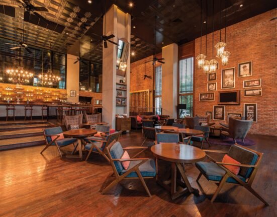 dining restaurants & bars | holiday inn pattaya