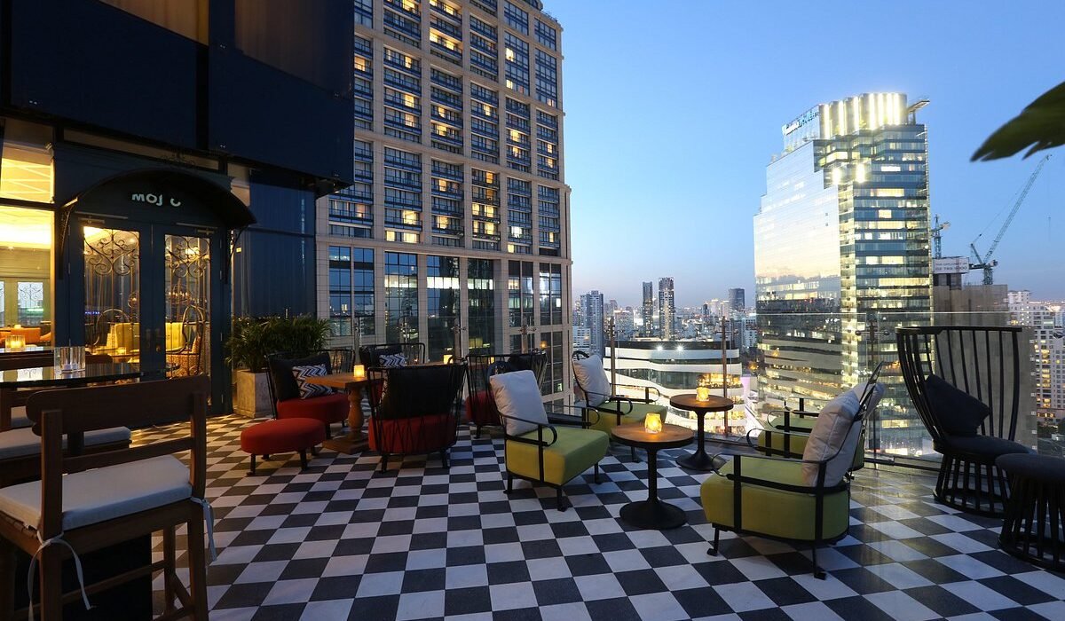 mojjo rooftop lounge & bar bangkok thailand bewertung