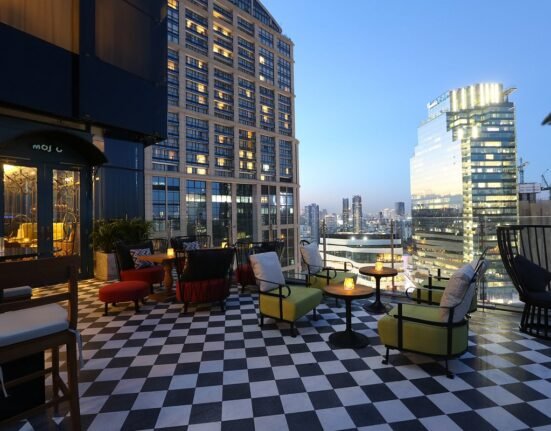 mojjo rooftop lounge & bar bangkok thailand bewertung