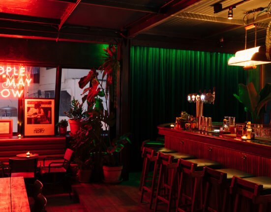 mutual bar | bars in sukhumvit 24, bangkok