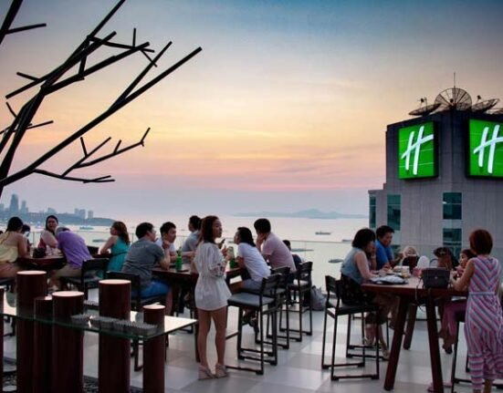 the rooftop at holiday inn pattaya rooftop bar in pattaya | the ...
