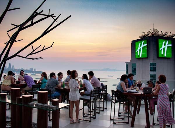 the rooftop at holiday inn pattaya rooftop bar in pattaya | the ...