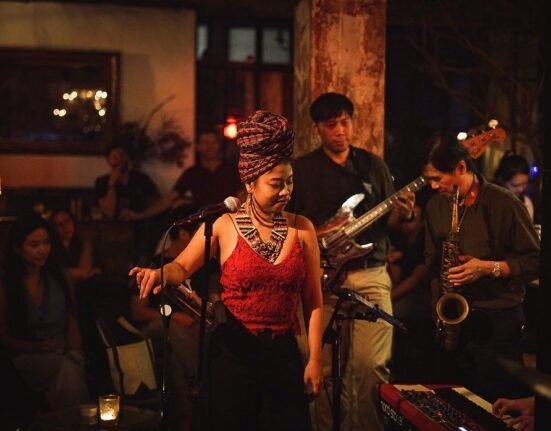 smalls parisian chick live music bar in bangkok