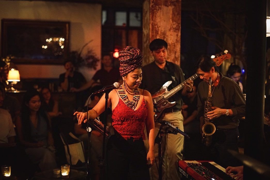 smalls parisian chick live music bar in bangkok