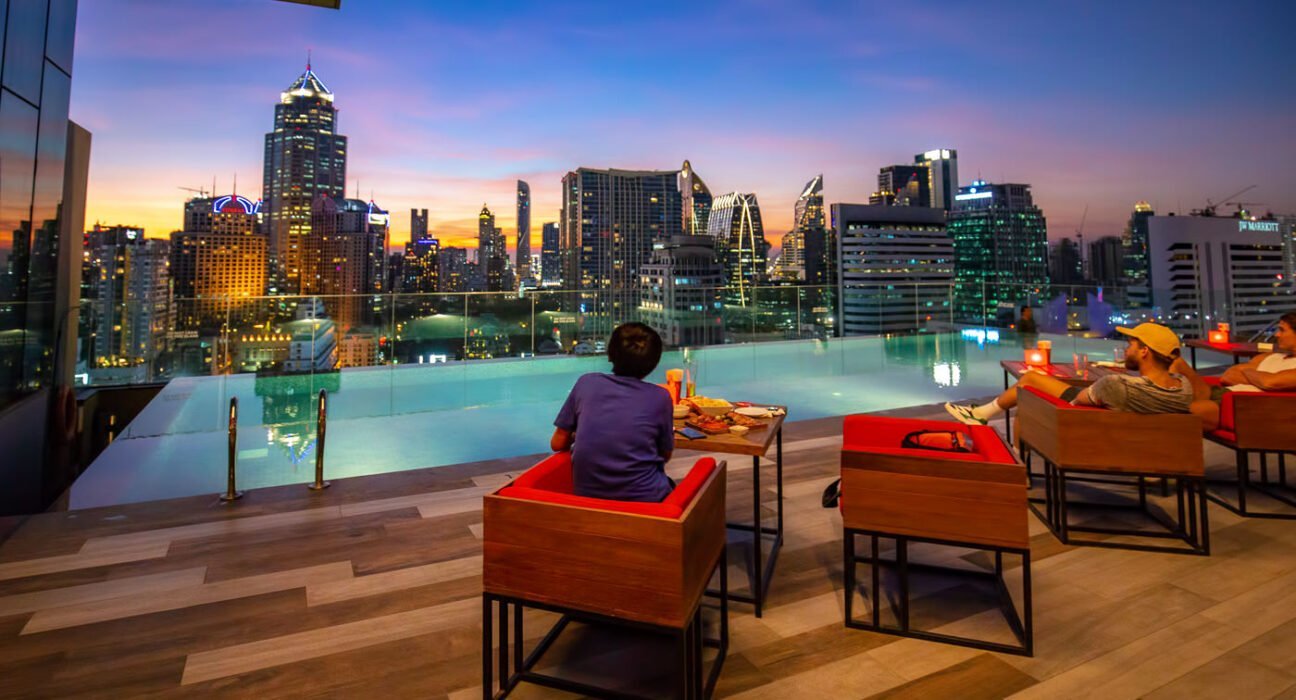 ▷ redsquare rooftop bar at the popular novotel sukhumvit phuket 101