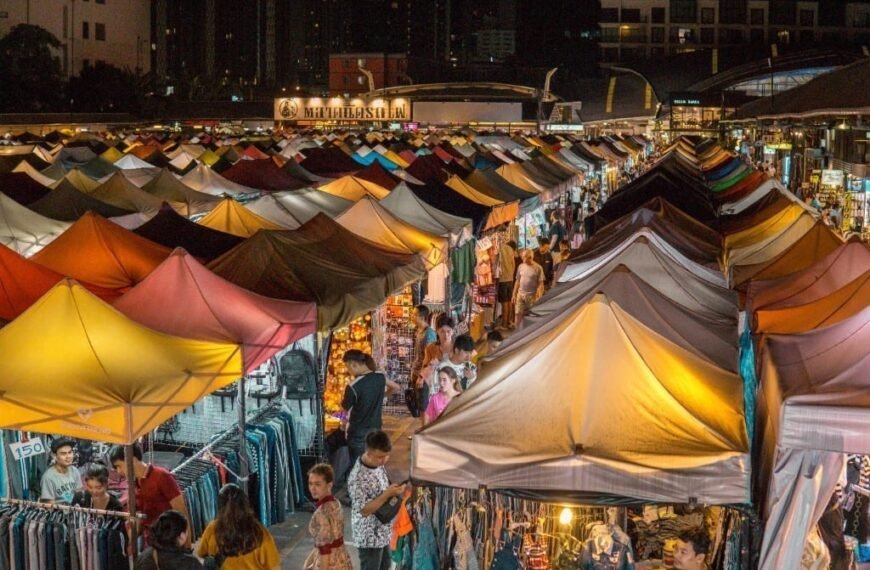 talat rot fai vintage night market (train market) in bangkok
