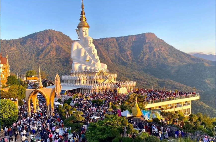 tourists throng popular sites in phetchabun, korat