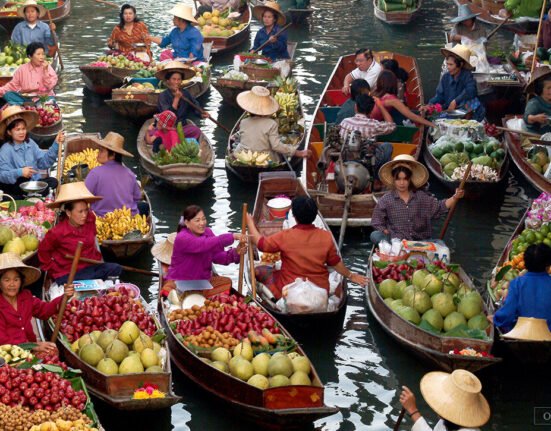 mae klong railway market + damnoen saduak floating market half ...