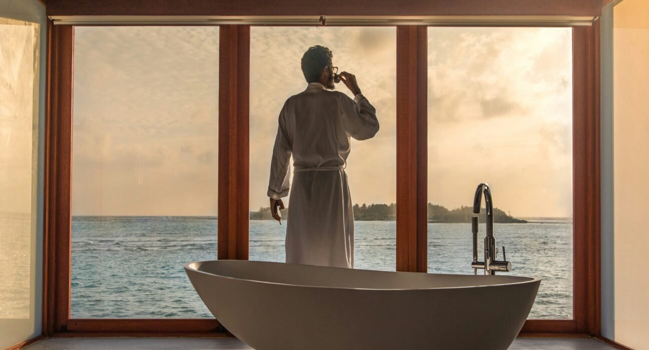 i woke up to create some content in a luxurious resort and thought ’ let’s take a selfie first’ and this happened.