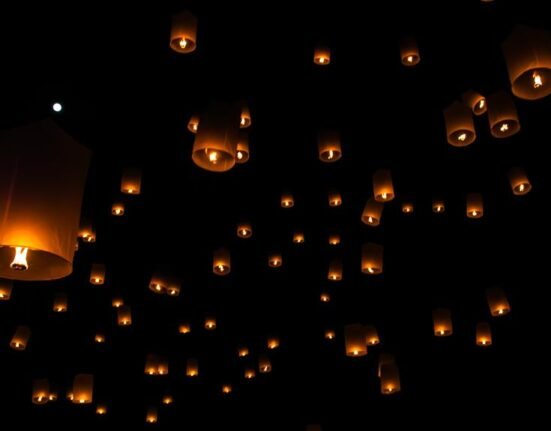 yi peng laternenfest in nordthailand