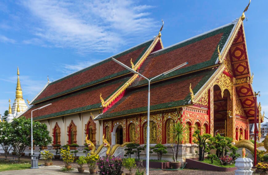 Wat Chet Yot Tempel inmitten des geschäftigen Stadtbildes von Chiang Mai