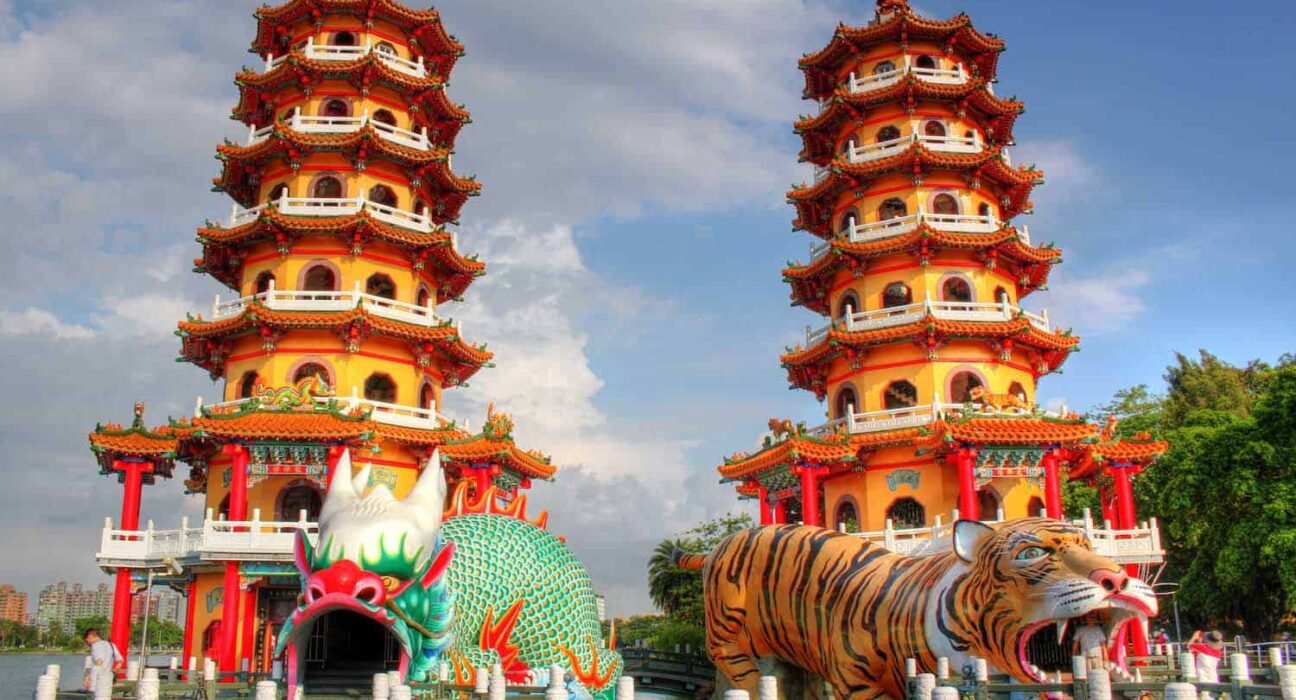 the incredible temples of lotus pond, taiwan – never ending footsteps