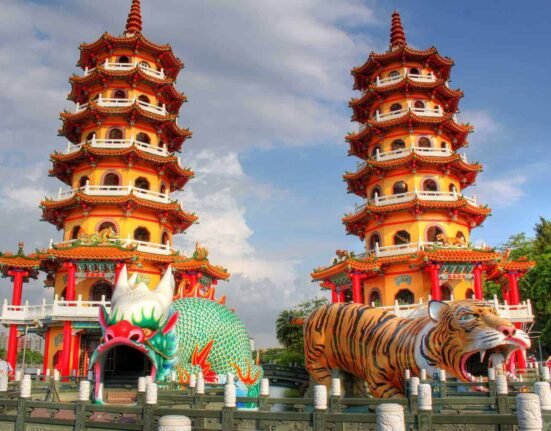 the incredible temples of lotus pond, taiwan – never ending footsteps