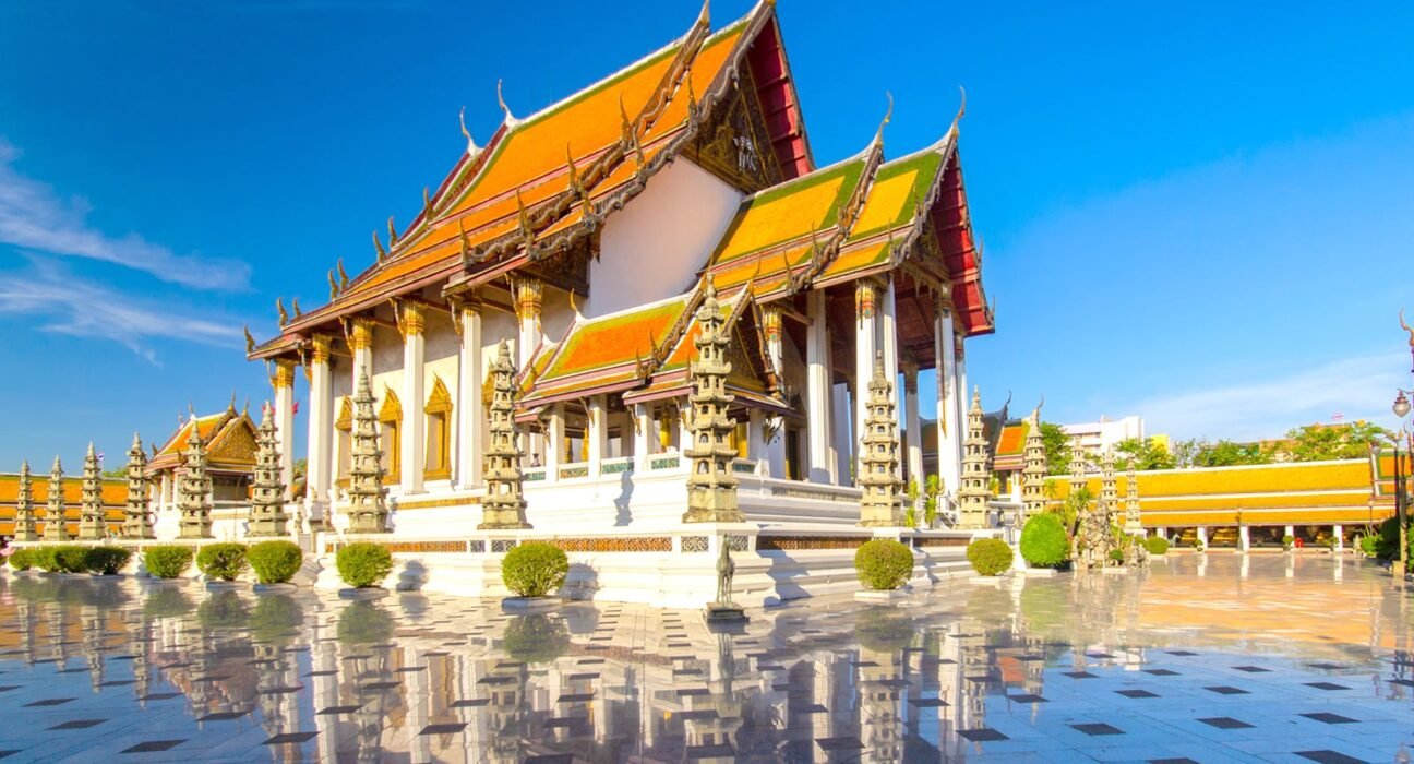 wat suthat thepwararam in bangkok buddhist temple with a giant ...