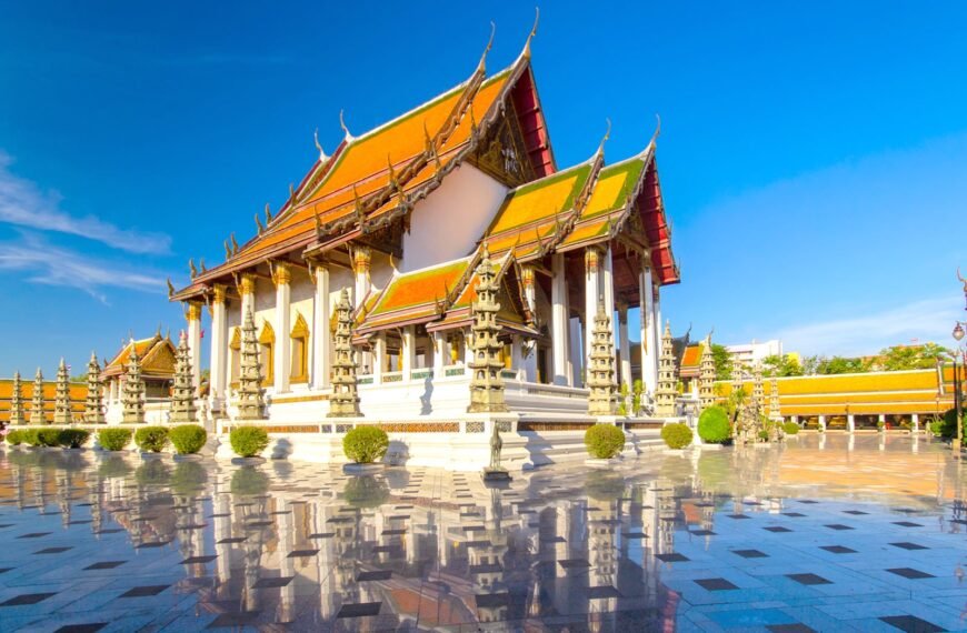 wat suthat thepwararam in bangkok buddhist temple with a giant ...