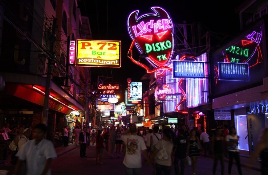 Das Nachtleben von Pattaya – Eine pulsierende Mischung aus Neonlicht und endloser Unterhaltung