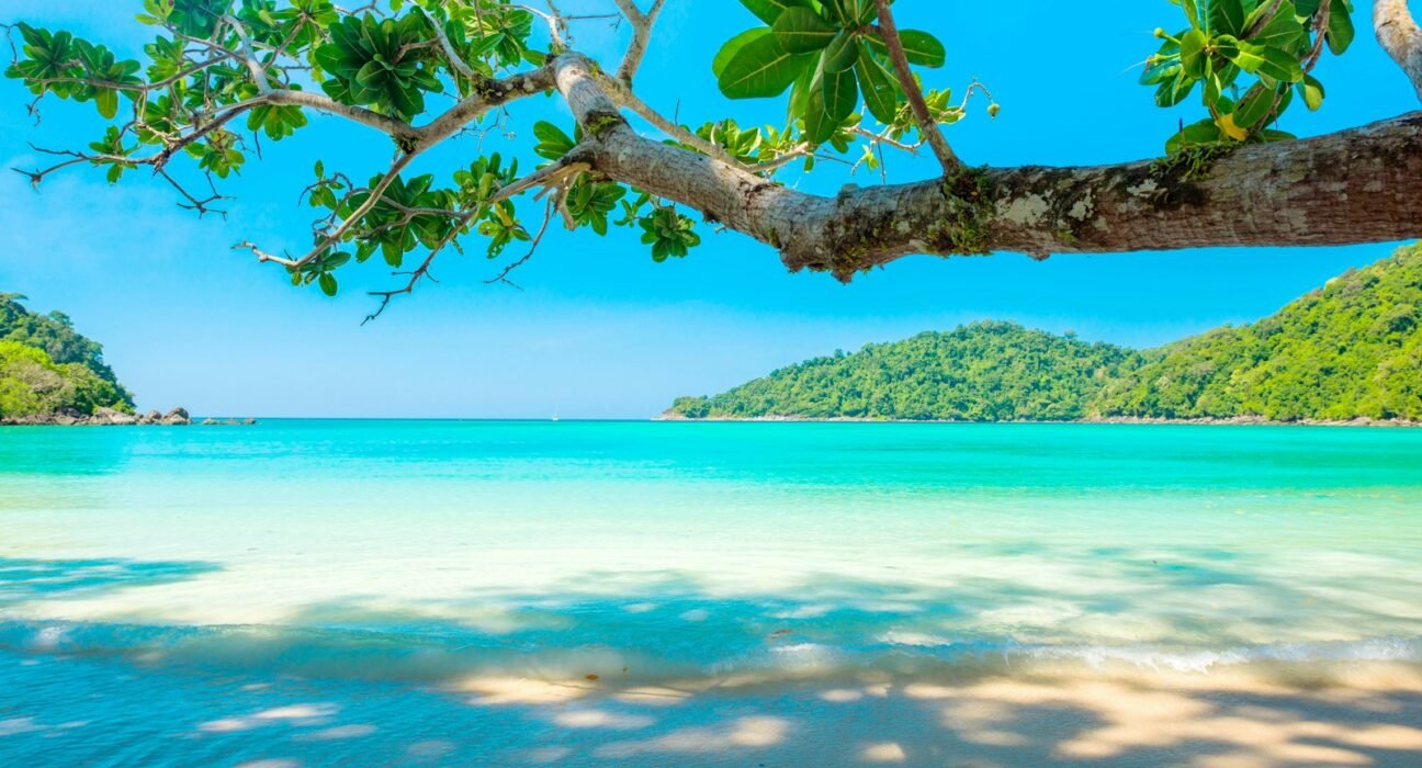 ocean surrounded by island under blue sky