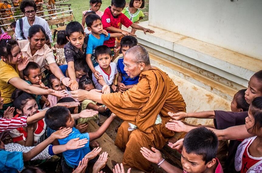 innovatives thail ndisches buddhistisches frauenheiligtum