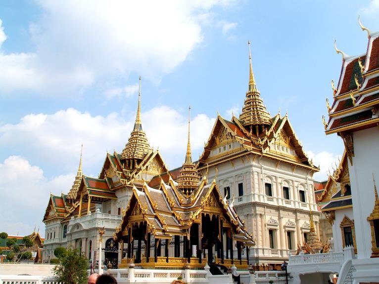 majestic unveiling of wat sommanat in bangkok