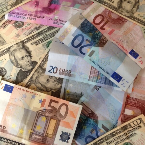 Wieviel Geld darf man über die Grenze Mitnehmen Pro Person?