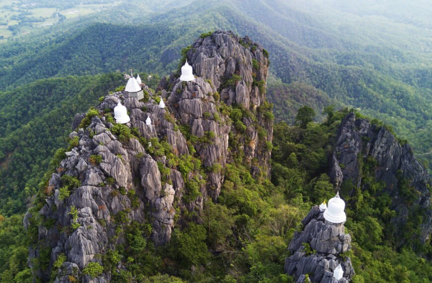 wat chalermprakiat mountaintop pagodas in lampang province ...