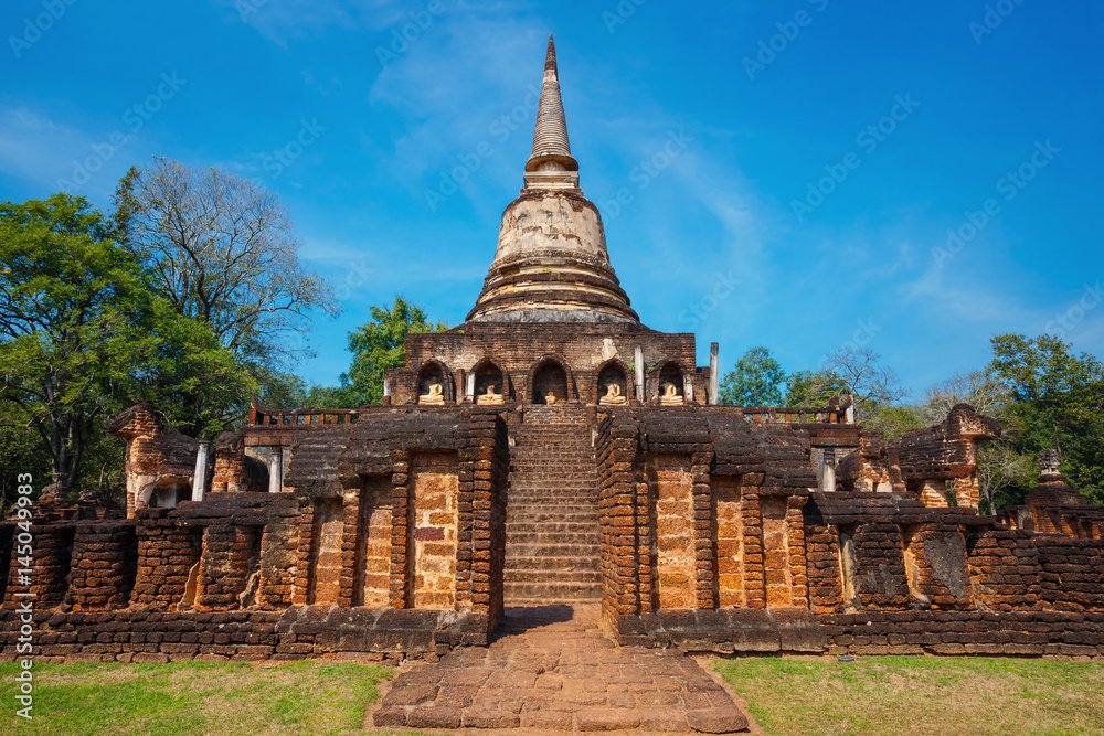wat chang lom temple at si satchanalai historical park, a unesco ...