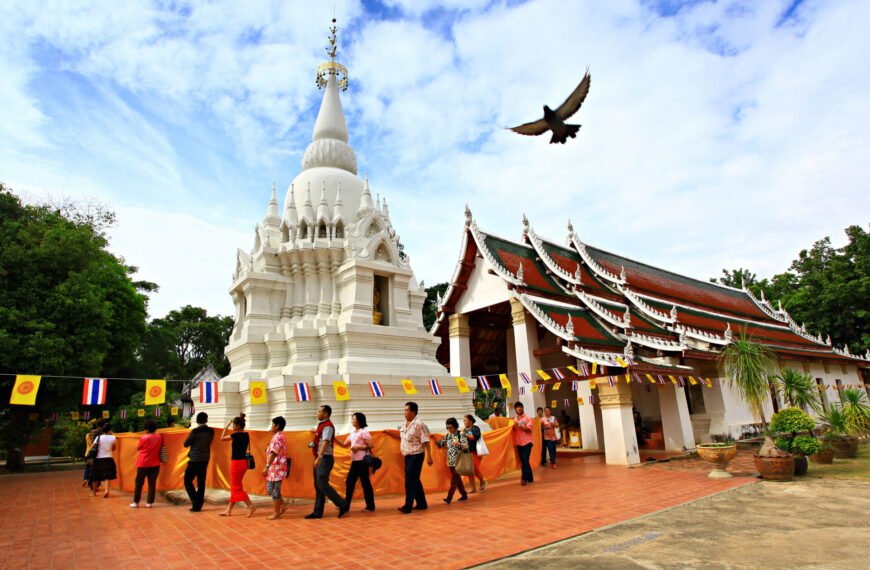 Die Geschichte von Wat Phra Borommathat Chediyaram in Thailand