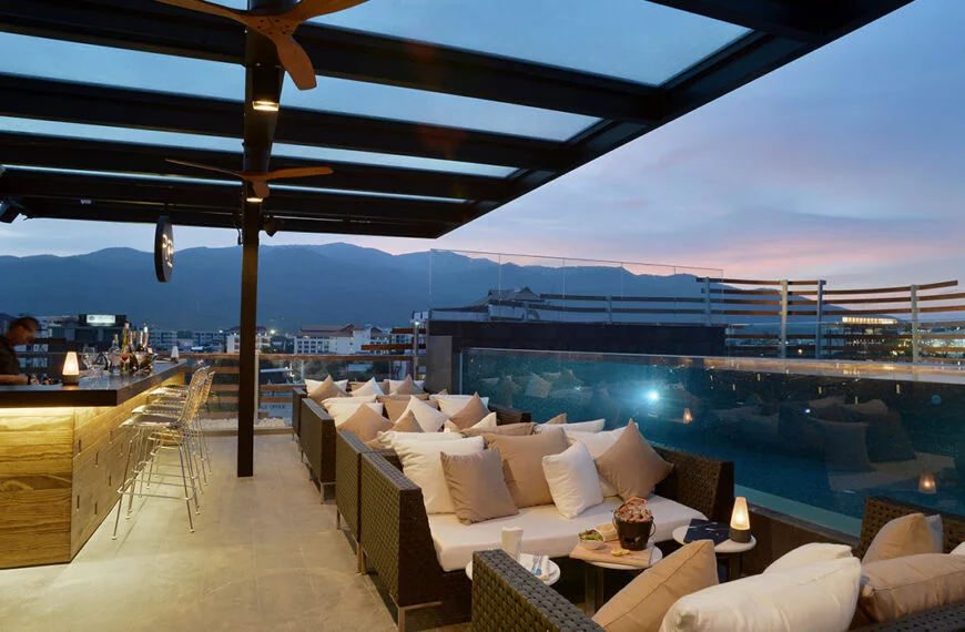 rise rooftop bar akyra manor chiang mai hotel