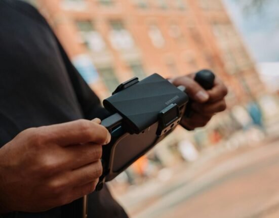 A man holding a cell phone in his hand